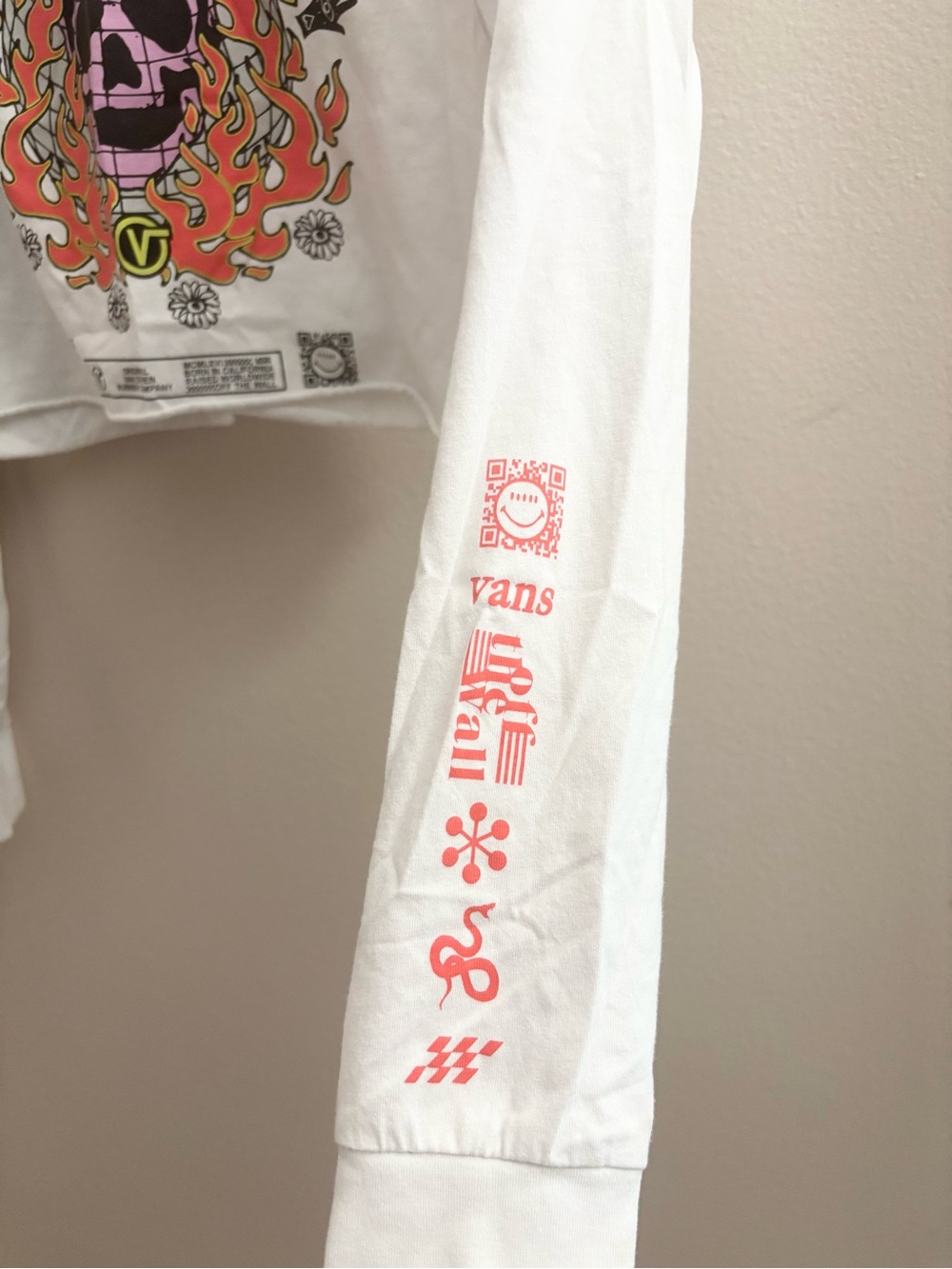 5/$15 🩷 Vans White Cropped Long Sleeve Tee with Pink & Orange Skull Graphic - Picture 6 of 8